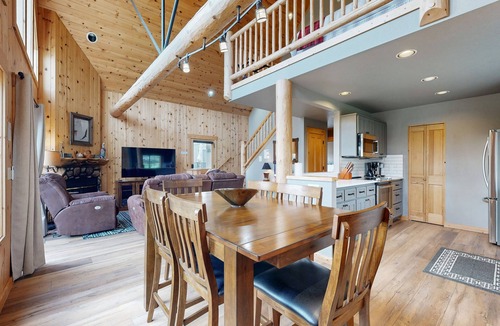 Redmond Ski Chalet | Beautifully updated, golf-course-front chalet with deck, pools, hot tubs & gyms