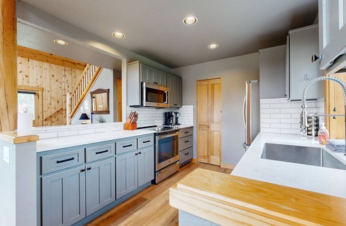 Redmond Ski Chalet | Beautifully updated, golf-course-front chalet with deck, pools, hot tubs & gyms