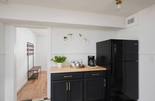 Duckpond House | *Beautifully Updated Downtown 2 BR* Sleeps 6