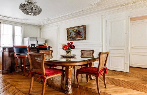 6th Arrondissement Apartment | BEAUTIFULLY VINTAGE- STUNNING ART DECOR IN ST GERMAIN DES PRES
