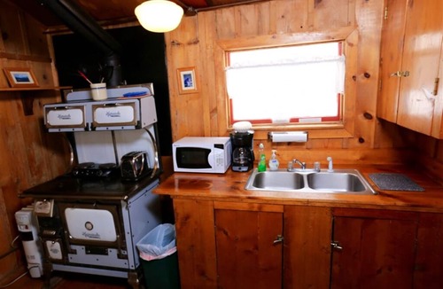 Clark Cabin | Beaver Cabin - Cozy rustic cabin
