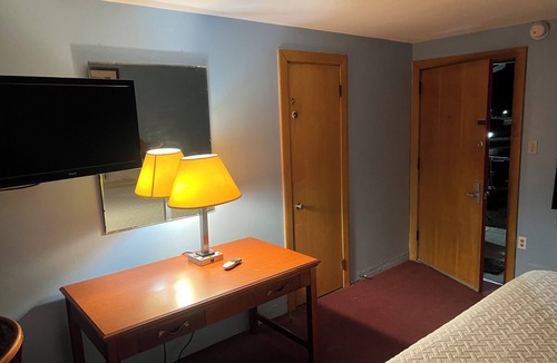Racine Hotel | Beaver Falls Motel