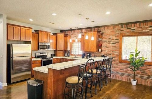 Lowell House | Beaver Lake House: Walk to Marina