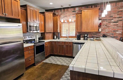 Lowell House | Beaver Lake House: Walk to Marina