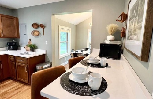 South Rutland House | Beaver Lake Oasis | Hot Tub | Kayaks | Pets OK!