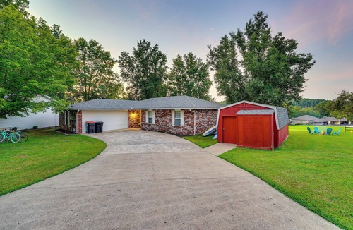 Springdale House | Beaver Lake Retreat w/Deck: Paddle, Bike, Relax!