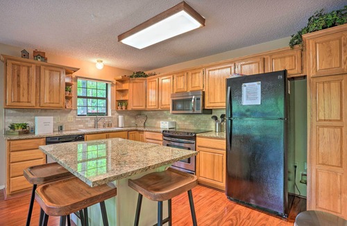 Lost Bridge Village House | Beaver Lake Retreat w/Deck & Private Hot Tub