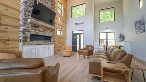 Rogers House | Beaver Lake Retreat with Hot Tub & Game Room