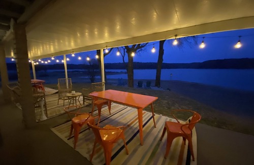 Beaver Shores House | Beaver Lake Waterfront+Winter Retro Retreat+HotTub