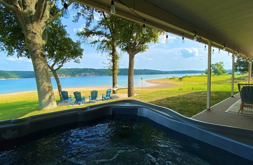 Beaver Shores House | Beaver Lake Waterfront+Winter Retro Retreat+HotTub