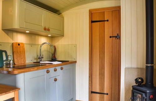 Bettws Cedewain House | Bechan Brook Hut