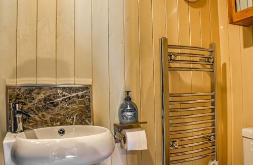 Bettws Cedewain House | Bechan Brook Hut