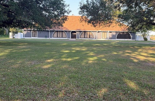 Bell City House | Becky’s Country Come to Town nPrivate Billiards Lounge & Cozy Retreat
