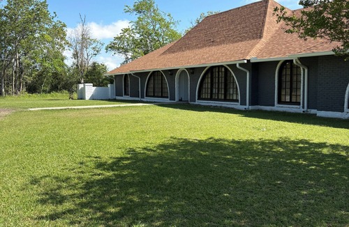 Bell City House | Becky’s Country Come to Town nPrivate Billiards Lounge & Cozy Retreat