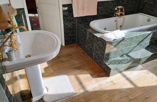 Saint-Etienne-de-Montluc House | Bed and breakfast at the castle of Saint Thomas