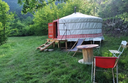 Castellet-les-Sausses Other | Bed and breakfast in a yurt between forest and meadow.