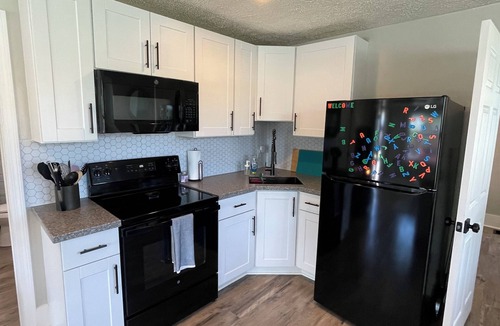 Lakeville Apartment | Bed and Beverage with Lake View