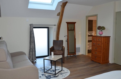 Montreuil-sur-Maine Bed & Breakfast | Bed and Breakfast 'Le Pin Au Haras' with Wi-Fi