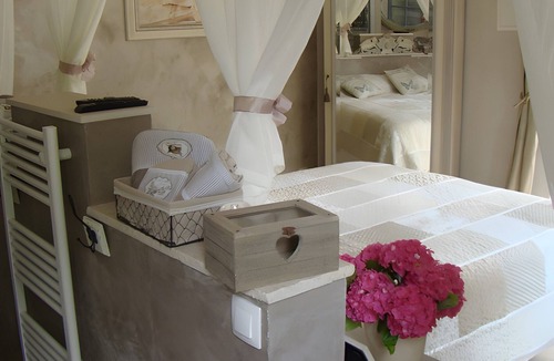 Saint-Jean-aux-Bois Bed & Breakfast | Bed and Breakfast 'Le Jardin De Saint Jean - Acacia' with Private Terrace, Shared Garden and Wi-Fi