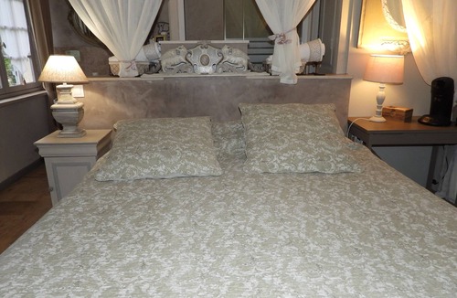 Saint-Jean-aux-Bois Bed & Breakfast | Bed and Breakfast 'Le Jardin De Saint Jean - Acacia' with Private Terrace, Shared Garden and Wi-Fi