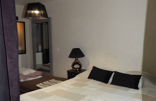 Saint-Jean-aux-Bois Bed & Breakfast | Bed and Breakfast 'Le Jardin De Saint Jean - Jasmin' with Private Terrace, Shared Garden and Wi-Fi