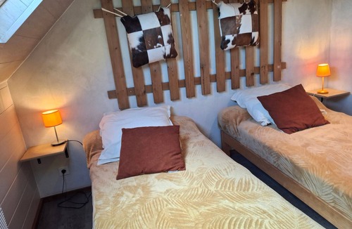 Teurtheville-Bocage Bed & Breakfast | Bed and Breakfast 'Chambre La Laitière' with Shared Terrace, Shared Garden and Wi-Fi