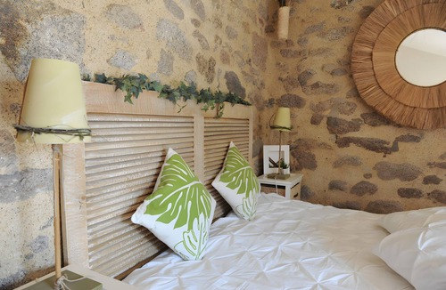 Saint-Malo-du-Bois Bed & Breakfast | Bed and Breakfast 'Chambre Nature' with Shared Garden and Wi-Fi