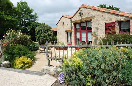 Saint-Malo-du-Bois Bed & Breakfast | Bed and Breakfast 'Chambre Nature' with Shared Garden and Wi-Fi