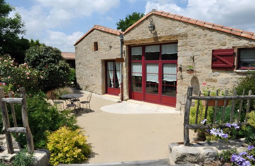 Saint-Malo-du-Bois Bed & Breakfast | Bed and Breakfast 'Chambre Nature' with Shared Garden and Wi-Fi