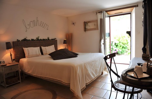 Saint-Malo-du-Bois Bed & Breakfast | Bed and Breakfast 'Chambre Bonheur' with Shared Garden and Wi-Fi