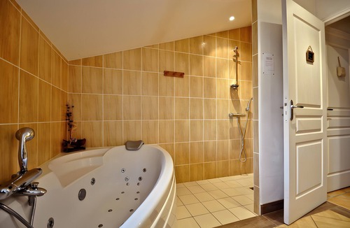 Saint-Malo-du-Bois Bed & Breakfast | Bed and Breakfast 'Chambre Bonheur' with Shared Garden and Wi-Fi