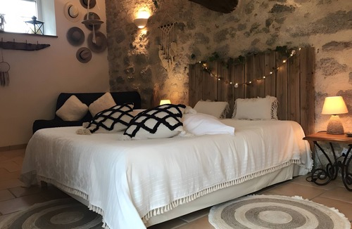 Saint-Malo-du-Bois Bed & Breakfast | Bed and Breakfast 'Chambre Bohème' with Shared Garden and Wi-Fi