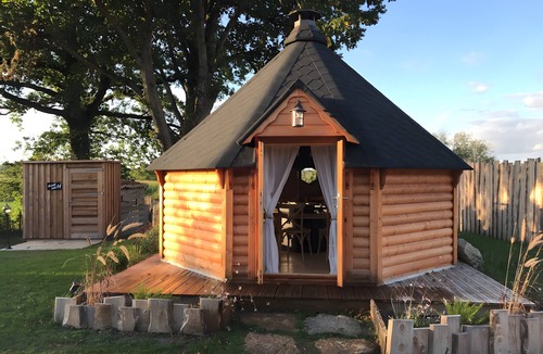 Saint-Malo-du-Bois Bed & Breakfast | Bed and Breakfast 'Chambre Bohème' with Shared Garden and Wi-Fi