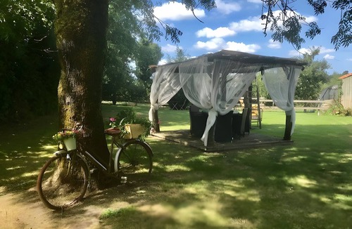 Saint-Malo-du-Bois Bed & Breakfast | Bed and Breakfast 'Chambre Bohème' with Shared Garden and Wi-Fi