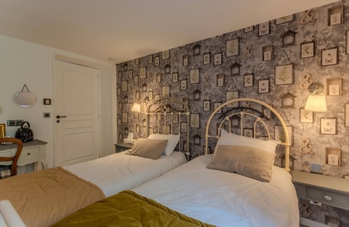 Arzacq-Arraziguet Bed & Breakfast | Bed and Breakfast 'Iris' with Mountain View, Wi-Fi and Air Conditioning