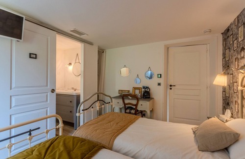 Arzacq-Arraziguet Bed & Breakfast | Bed and Breakfast 'Iris' with Mountain View, Wi-Fi and Air Conditioning