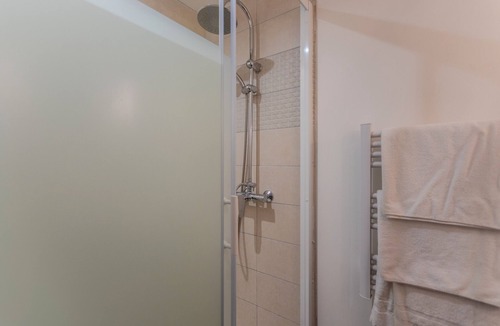 Arzacq-Arraziguet Bed & Breakfast | Bed and Breakfast 'Iris' with Mountain View, Wi-Fi and Air Conditioning