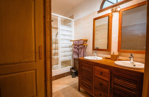 Coulombs Bed & Breakfast | Bed and Breakfast 'Chambre Tulipes' with Shared Garden and Wi-Fi