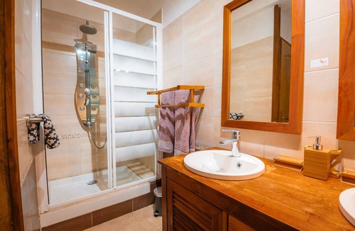 Coulombs Bed & Breakfast | Bed and Breakfast 'Chambre Tulipes' with Shared Garden and Wi-Fi