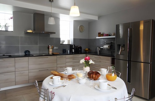 Muneville-sur-Mer Bed & Breakfast | Bed and Breakfast 'Chambre Mont Saint-Michel' with Shared Terrace, Shared Garden and Wi-Fi
