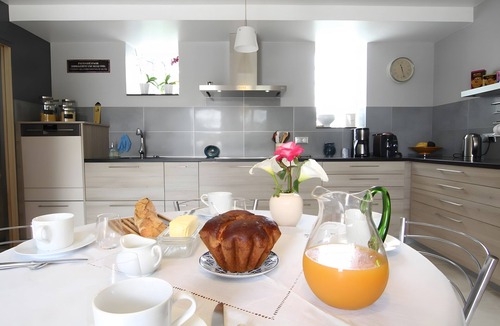 Muneville-sur-Mer Bed & Breakfast | Bed and Breakfast 'Chambre Mont Saint-Michel' with Shared Terrace, Shared Garden and Wi-Fi