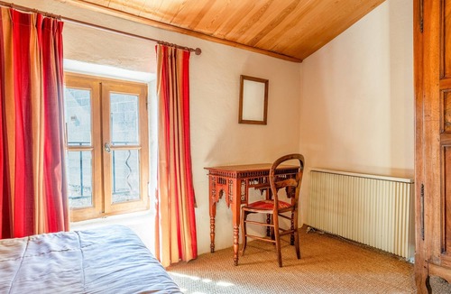 Vers-Pont-du-Gard Bed & Breakfast | Bed and Breakfast 'Chambre 3' with Shared Pool, Shared Terrace and Wi-Fi