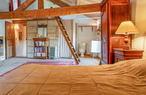 Vers-Pont-du-Gard Bed & Breakfast | Bed and Breakfast 'Chambre 3' with Shared Pool, Shared Terrace and Wi-Fi