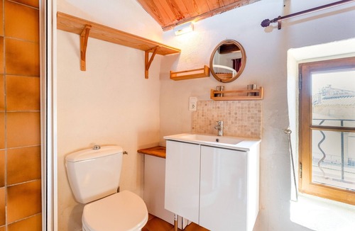 Vers-Pont-du-Gard Bed & Breakfast | Bed and Breakfast 'Chambre 3' with Shared Pool, Shared Terrace and Wi-Fi