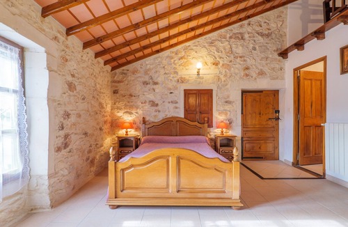 La Garde-Adhemar Bed & Breakfast | Bed and Breakfast 'Fanny' with Shared Pool, Shared Garden and Wi-Fi