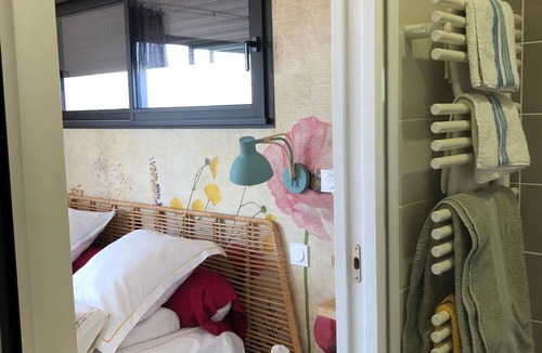 Parentis-en-Born Bed & Breakfast | Bed and Breakfast 'Chambre Double Coquelicot' with Shared Terrace, Shared Garden and Wi-Fi