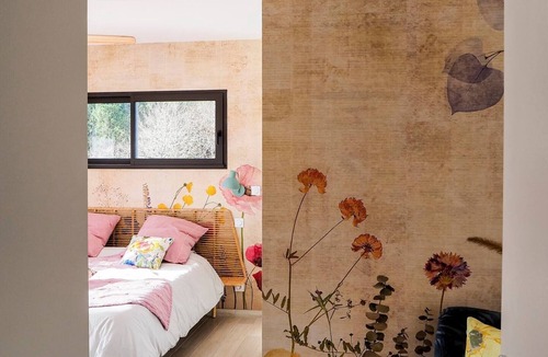 Parentis-en-Born Bed & Breakfast | Bed and Breakfast 'Chambre Double Coquelicot' with Shared Terrace, Shared Garden and Wi-Fi