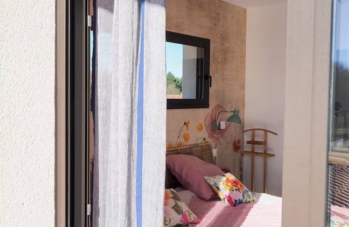 Parentis-en-Born Bed & Breakfast | Bed and Breakfast 'Chambre Double Coquelicot' with Shared Terrace, Shared Garden and Wi-Fi