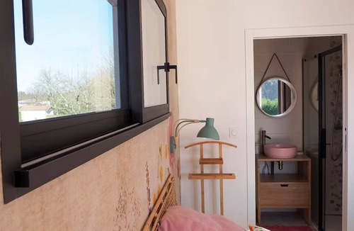 Parentis-en-Born Bed & Breakfast | Bed and Breakfast 'Chambre Double Coquelicot' with Shared Terrace, Shared Garden and Wi-Fi