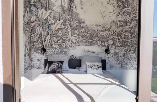 Parentis-en-Born Bed & Breakfast | Bed and Breakfast 'Chambre Double Perroquets' with Shared Terrace, Shared Garden and Wi-Fi